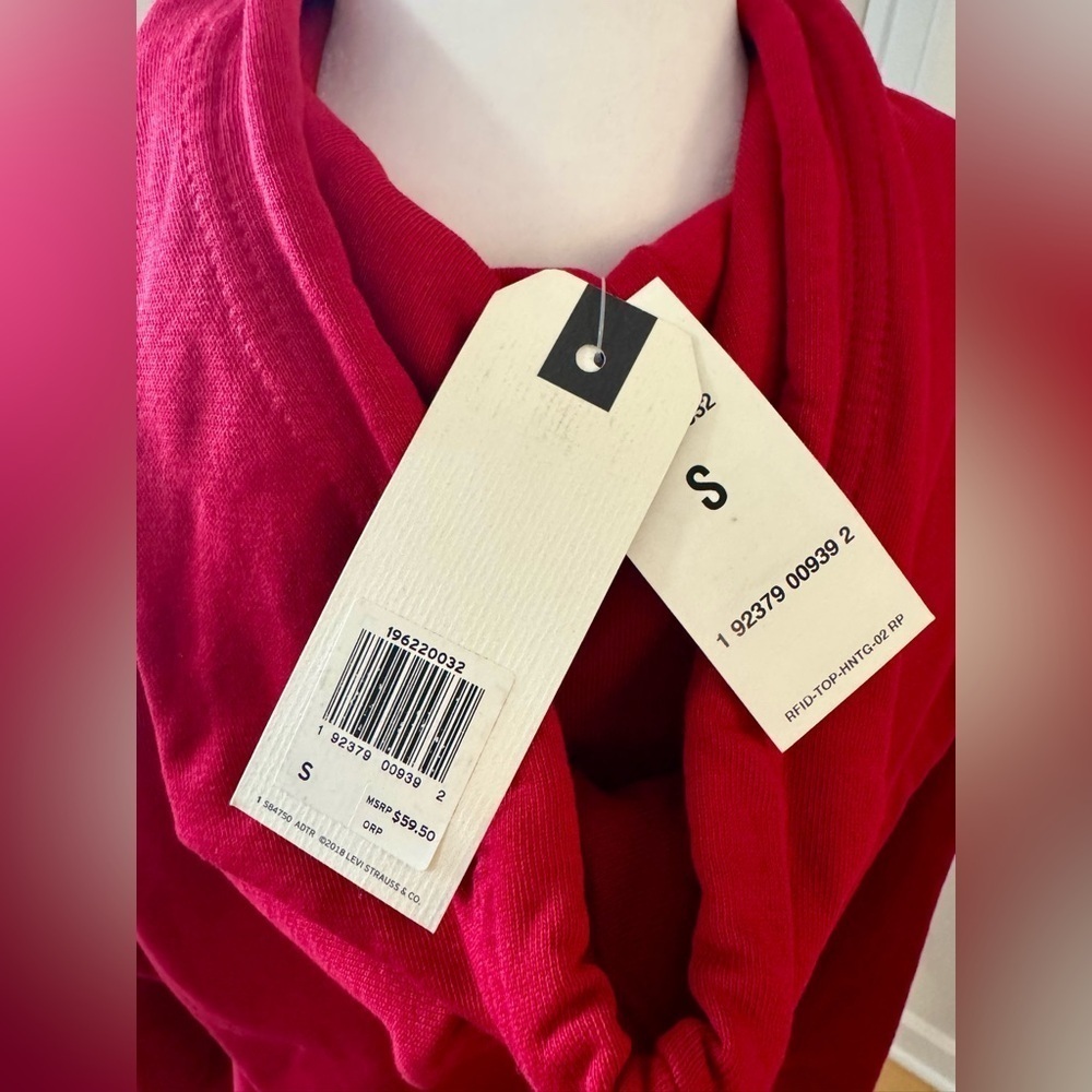 NEW WITH TAGS Levi’s Red Pullover Hooded Sweatshirt, Size small - Picture 3 of 3